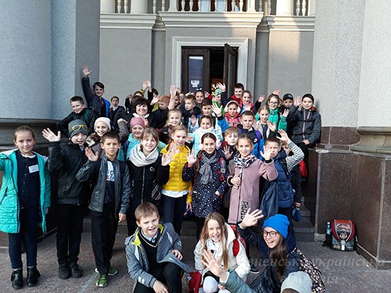 П’ятикласники в Рівненському облмуздрамтеатрі П’ятикласники в Рівненському облмуздрамтеатрі
