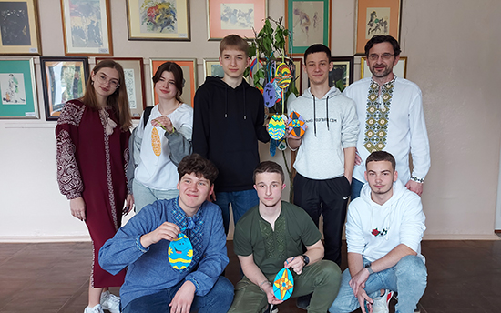 Великодня майстерня випускника в Рівненському ліцеї «Український» Великодня майстерня випускника в Рівненському ліцеї «Український»