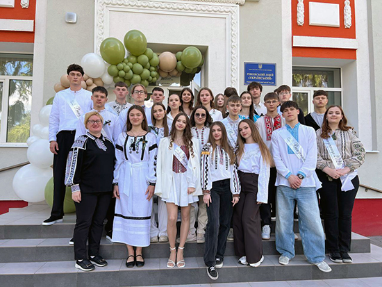 Останній дзвоник продзвенів... Останній дзвоник продзвенів...