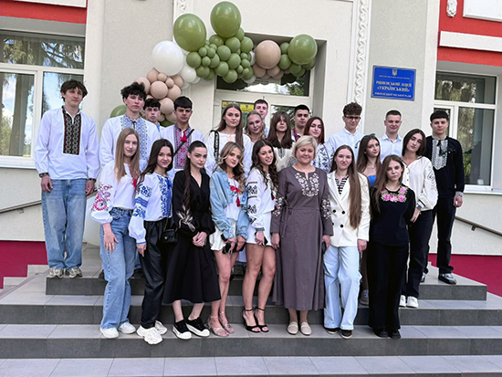 Останній дзвоник продзвенів... Останній дзвоник продзвенів...